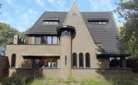 Dezelfde villa na de gevelreiniging