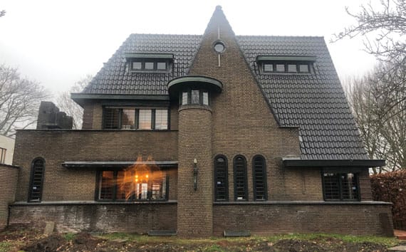 Villa met vervuilde gevel, vóór de gevelreiniging